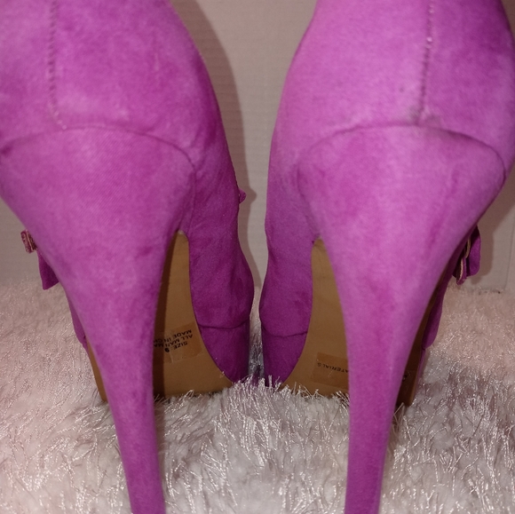 Magenta Colored Charlotte Russe platform bow detail faux suede. - Picture 4 of 4